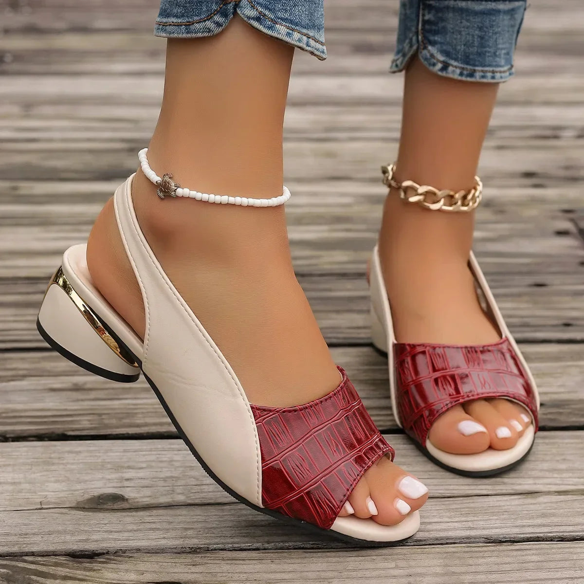 Ladies' low heeled sandals, open toed beach shoes with slippers for outdoor wear, trendy thick soled pointed slippers women